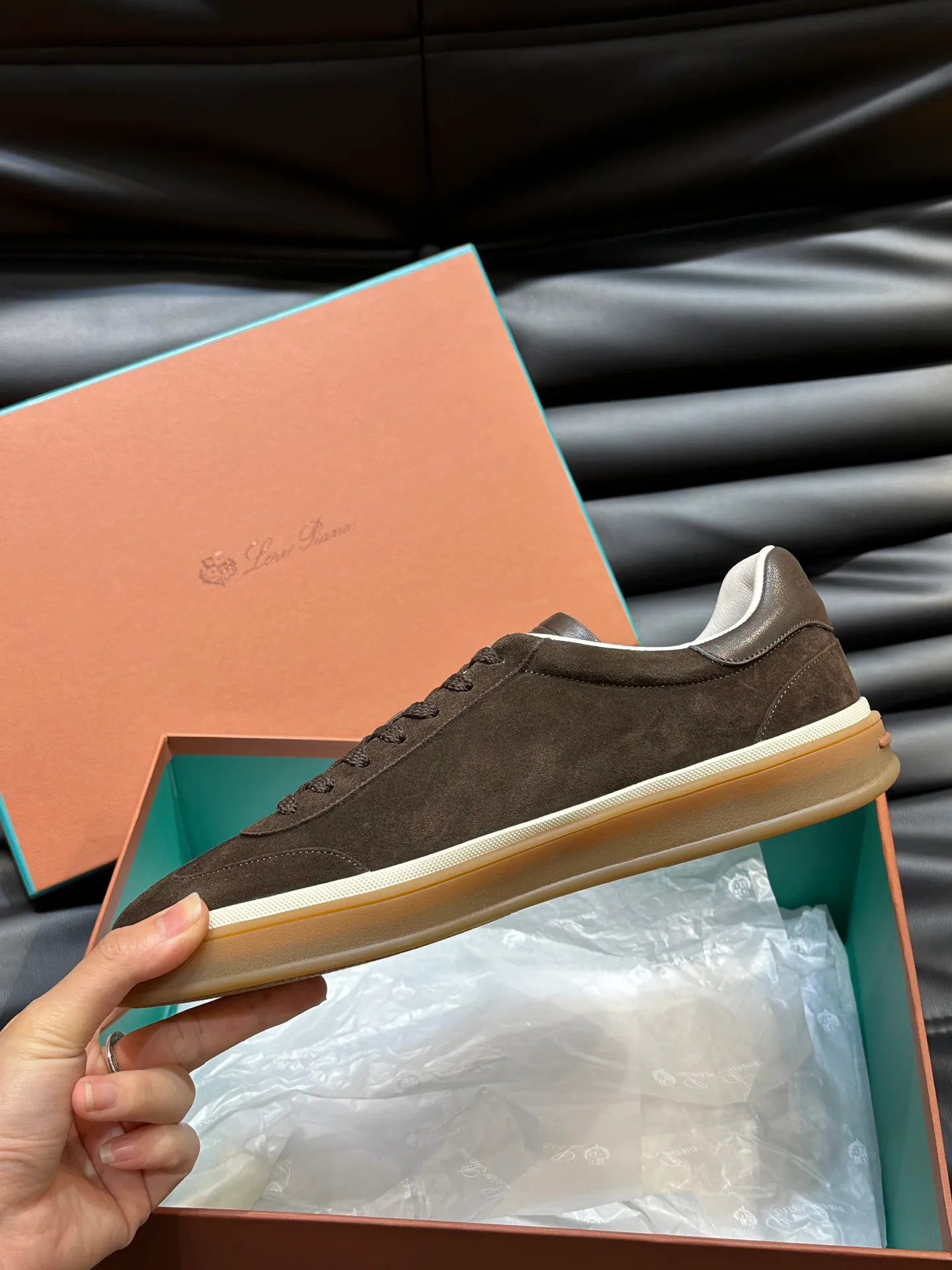 p420 Men's Shoes New 🆕Lp Old Money Style Men's Low-top Casual Tennis Shoes Loro Piana's high-end series has launched sports shoe styles made of soft cowhide. The breathable properties and flexible texture of natural materials make the sneakers both functional and comfortable. The high-quality metal-free tanning and tumble process highlights the natural texture of the leather, while the camel-colored sole and white rubber trim create a double-layer sole effect, making it an everyday shoe that can easily create a lazy and casual style! Size: 39-44 (45, 46 customized